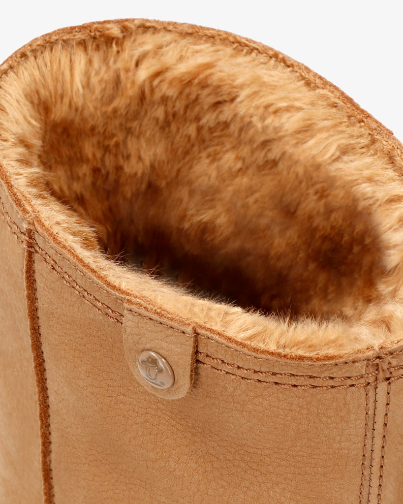 Bambina botas de piel con forro interior de pelo. camel