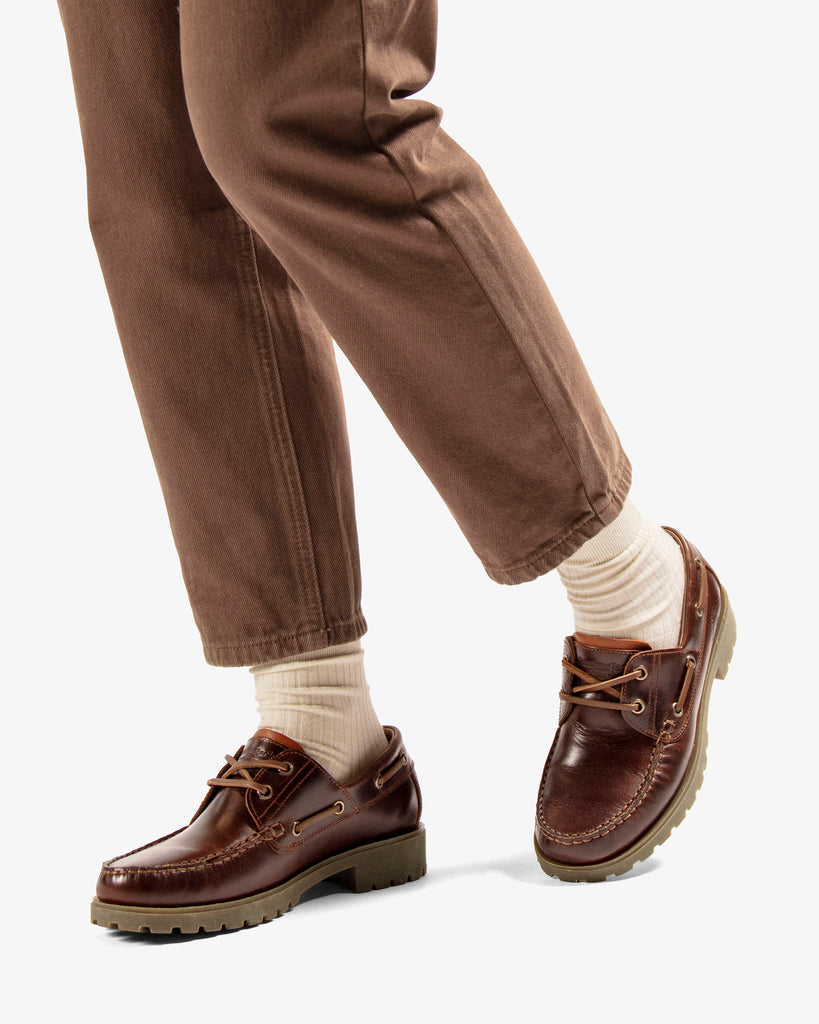 Boat náutico de piel con forro interior de piel. cuero