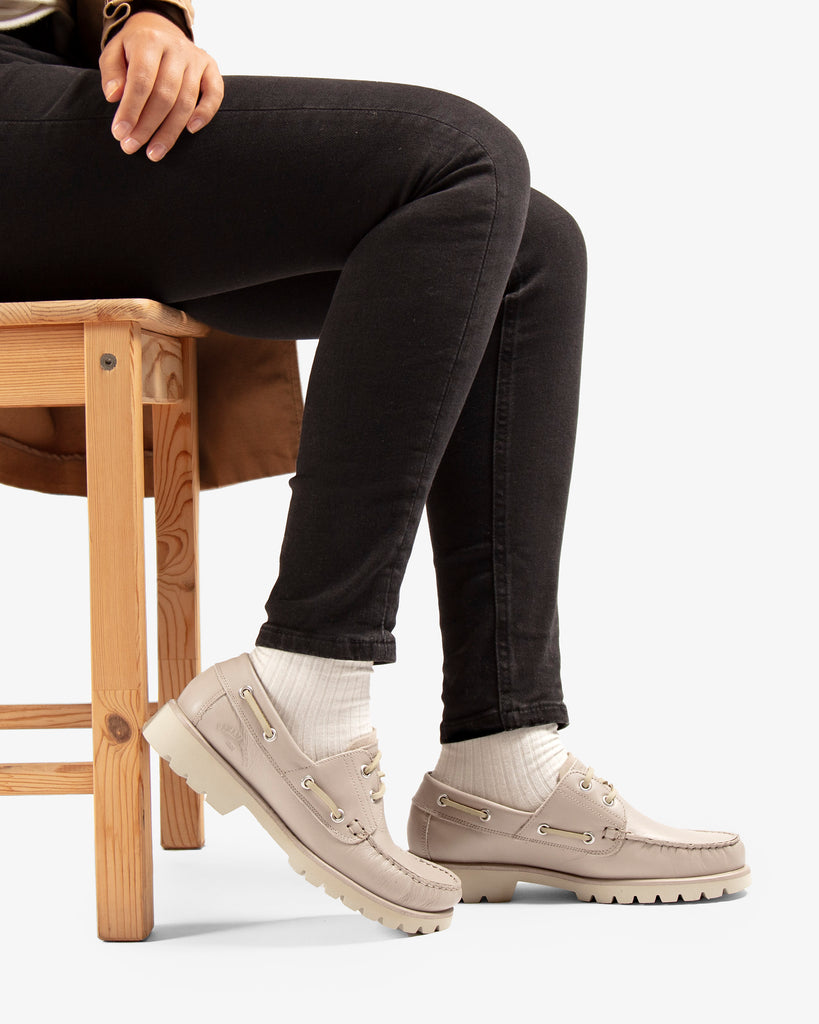 Boat náutico de piel con forro interior de piel. taupe